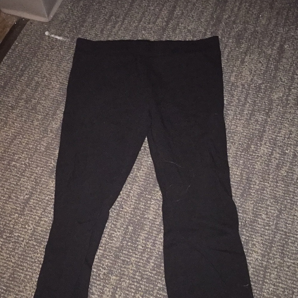 Black ankle length leggings.